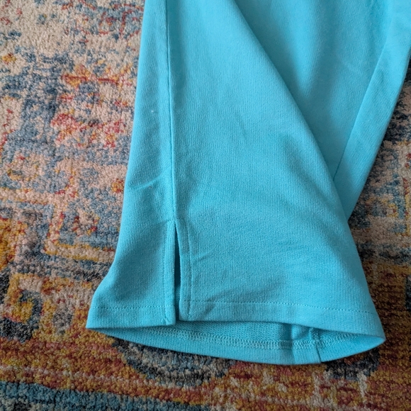 Quacker Factory Women's Medium Capri Turquoise Blue Soft Knit Pull On Shorts - Picture 3 of 10